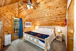 a bedroom with a bed in a wooden cabin at Charming 3-bedroom Angel Fire Cabin in Angel Fire