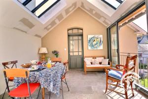 a dining room with a table and chairs at Le cerisier in Cancale