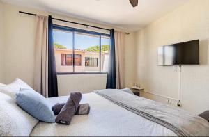 a bedroom with a bed with a large window at Casa Maya in San Salvador +34 photos