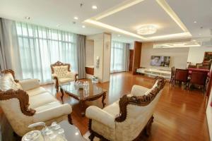 a large living room with a table and chairs at city gezhi hotel in Guancun +31 photos