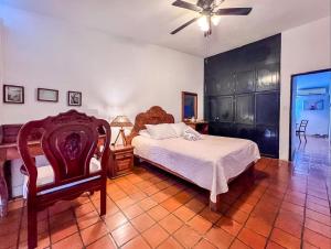 a bedroom with a bed and a ceiling fan at Casa Blanca Condominio in La Paz