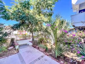a garden with flowers and plants in front of a building at Casa Blanca Condominio in La Paz