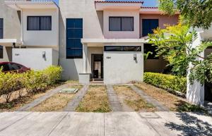 a house with a driveway in front of it at Casa Maya in San Salvador