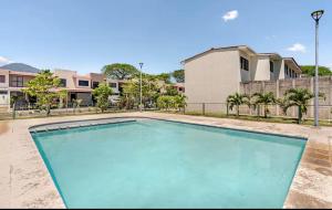 an empty swimming pool in front of a building at Casa Maya in San Salvador