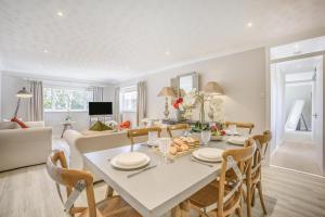 a dining room and living room with a table and chairs at 2 Bed in Halesworth oc-dak in Halesworth