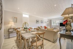 a living room with a table and a couch at 2 Bed in Halesworth oc-dak in Halesworth