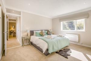 a bedroom with a large bed and a window at 2 Bed in Halesworth oc-dak in Halesworth