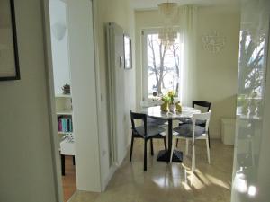 - une salle à manger avec une table et des chaises dans l'établissement Ferienwohnung Seepromenade, à Constance