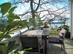 uma mesa e cadeiras numa varanda com vista para o oceano em Ferienwohnung Seepromenade em Konstanz