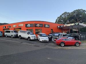 a group of cars parked in front of a building at Pet Friendly Acer Arena Accommodation in Sydney