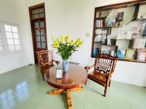 a dining room with a table and two chairs at Katie's homestay in Ðông Mỹ (2)