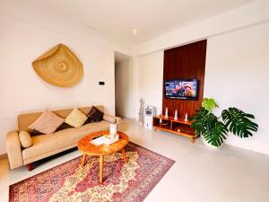 a living room with a couch and a table at De Awan Villa in Kerobokan