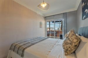 a bedroom with a bed and a window at Apartamento Duque Beach in Adeje