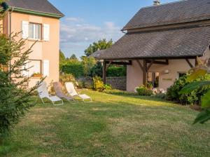 a group of chairs sitting in the yard of a house at Hotel La Planquette in Réquista +16 photos