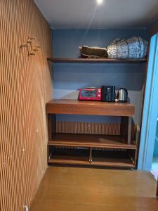 a room with a shelf with a radio on it at Casas Container Cassino in Rio Grande