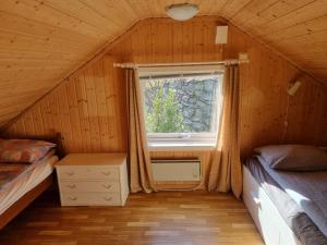 a room with two beds and a window at Nordfjord Charm in Stårheim