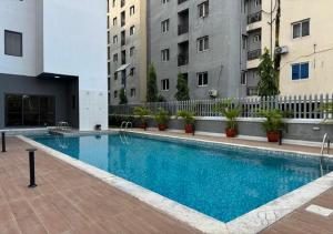 a large swimming pool in a building with buildings at Fafje in Mama