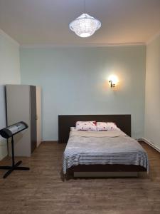 a bedroom with a bed and a table in it at Msho Amroc in Aparan