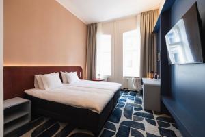 ein Hotelzimmer mit Bett und Fernseher in der Unterkunft Hotel Soho - Renovated 2026 in Tartu + 44 Fotos
