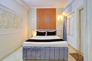 a bedroom with a large bed in a room at Super Hotel O Sahastradara Road Dehradun Formerly Kriswa Home in Dehradun +21 photos