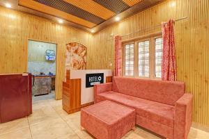 a living room with a couch and a tv at Super Hotel O Sahastradara Road Dehradun Formerly Kriswa Home in Dehradun