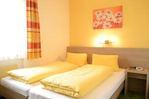A bed or beds in a room at Apartmenthaus Oberlehen