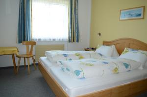 A bed or beds in a room at Apartmenthaus Oberlehen Még 37 kép
