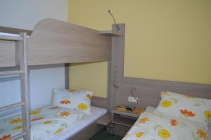 A bed or beds in a room at Apartmenthaus Oberlehen