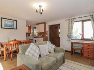 a living room with a couch and a kitchen at The Cowshed in Bristol +8 photos