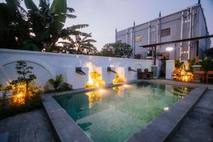 a swimming pool in front of a building at Tiny House Nusa Lembongan in Nusa Lembongan