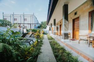 a courtyard with plants on a building at Tiny House Nusa Lembongan in Nusa Lembongan