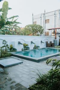 a swimming pool on the side of a building at Tiny House Nusa Lembongan in Nusa Lembongan +20 photos
