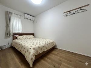 a bedroom with a bed in a room with a window at 新築江の電腰越駅前徒歩1分鎌倉江の島観光に最適鎌倉腰越駅前ｂ棟 in Kamakura +75 photos