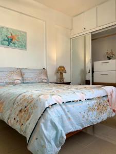 a bedroom with a large bed with a painting on the wall at A pasos de la playa y el centro de Bayahibe in Bayahibe