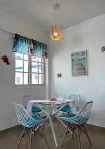 a dining room with a table and chairs at A pasos de la playa y el centro de Bayahibe in Bayahibe