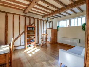 ein Wohnzimmer mit Sofa und Tisch in der Unterkunft Six Apples in Braintree + 61 Fotos