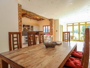 eine Küche und ein Esszimmer mit einem Holztisch und Stühlen in der Unterkunft Six Apples in Braintree