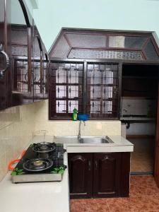 a kitchen with a stove top and a sink at Johasham Villa in Colombo