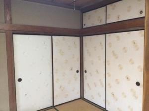 a room with white cabinets and a wall with patterns at Strawberry villa in Ichihara