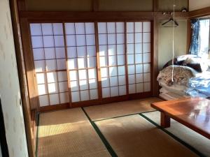 a room with a japanese room with at Strawberry villa in Ichihara +1 photo