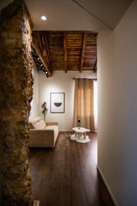 a living room with a couch and a table at B&B er in Isola del Liri