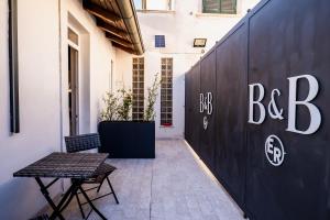 a table and a bench in front of a building at B&B er in Isola del Liri