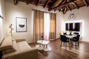 a living room with a couch and a table at B&B er in Isola del Liri