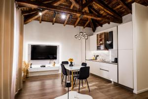 a kitchen and dining room with a table and chairs at B&B er in Isola del Liri
