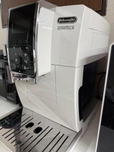a microwave oven sitting on top of a counter at ゲストハウスシナノスイー Guest House Shinano Swee in Omachi