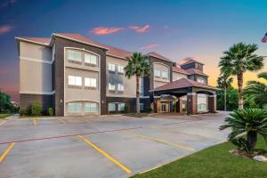 a building with a parking lot in front of it at La Quinta by Wyndham Alvin in Alvin