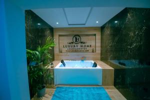 a bathroom with a tub and a sign that reads luxury home at LUZ DE PATIOS in Huelva