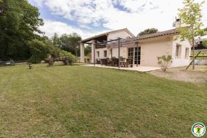 a house with a lawn in front of it at Villa les paradoux in Pin-Balma