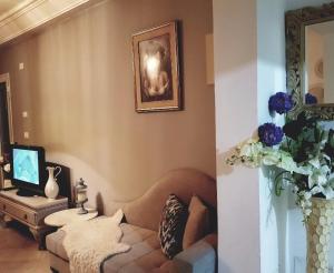 a living room with a couch and a table at Confort house in Nabeul
