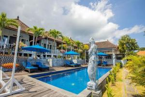 a statue next to a pool at a resort at Tatak Bunut Villa Ceningan in Nusa Lembongan +57 photos